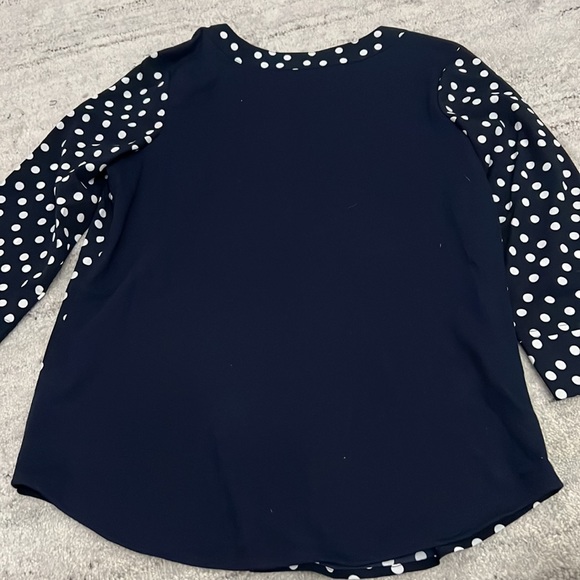 049. 💕 NWT Van Heusen Navy White Polka Dots Top - Picture 6 of 6